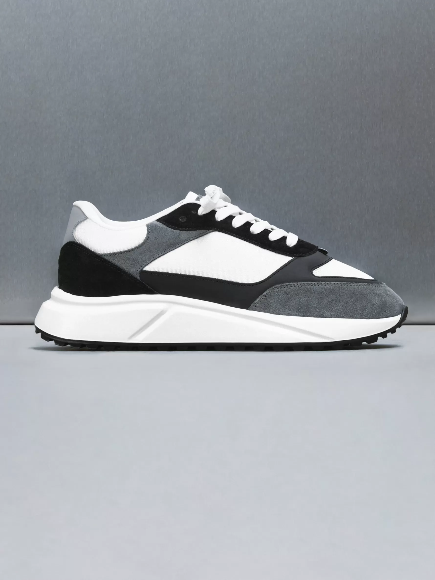 ARNE Technical Runner - White Black